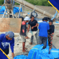Pemuda Getsemani Babau Manfaatkan Pekerjaan Cuci Garam di PT. Tjakrawala Timor Sentosa sebagai Sarana Penggalangan Dana untuk Paskah